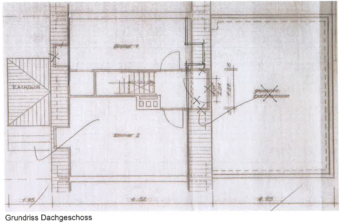 Der Anbau hat ein Flachdach. Kleiner Raum neben dem kleineren Zimmer ist jetzt G&auml;ste-WC